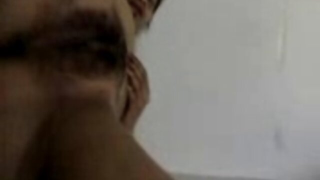 అందమైన నల్లటి జుట్టు గల స్త్రీ MILF వీడియో సెక్స్ వీడియోస్ పండోర బెడ్‌రూమ్‌లో తన భారీ రొమ్ములను మసాజ్ చేస్తుంది